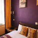 Bush Hotell