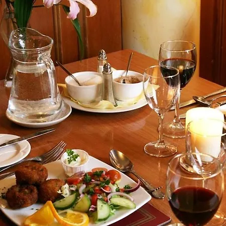 Bush Hotel 3*