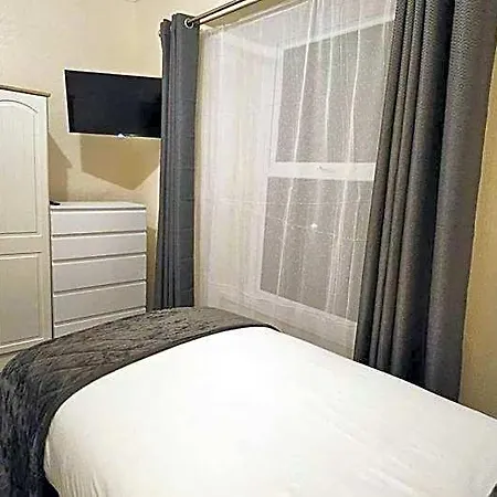 Bush Hotel 3*